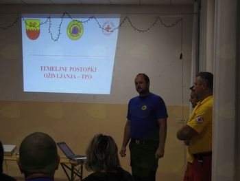 Prikaz temeljnih postopkov oživljanja (TPO) in uporabe defibrilatorja