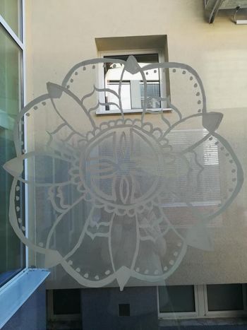 OBLIKOVANJE Z RAZLIČNIMI MATERIALI IN PRAZNIČNA KRASITEV ŠOLE