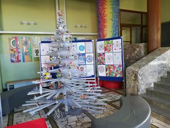 OBLIKOVANJE Z RAZLIČNIMI MATERIALI IN PRAZNIČNA KRASITEV ŠOLE