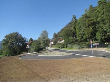 Urejeno avtobusno postajališče in obračališče na Cesti Toneta Tomšiča Urejeno avtobusno postajališče in obračališče na Cesti Toneta Tomšiča