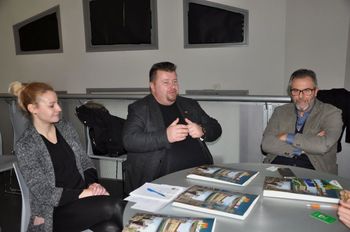 DIREKTOR OBČINSKE UPRAVE MAG. DUŠAN HOČEVAR S SODELAVKO TJAŠO PLEŠKO NA SESTANKU S KOORDINATORICO PROJEKTOV PRI ALDI ANNO DITTO