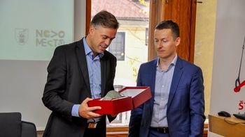 Povabilo k predstavitvi idejnih rešitev protokolarnih in priložnostnih daril Povabilo k predstavitvi idejnih rešitev protokolarnih in priložnostnih daril