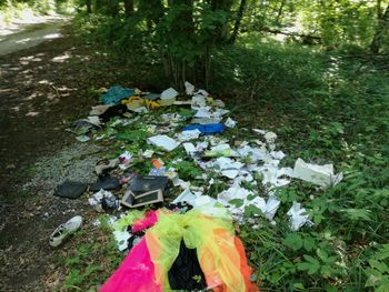 Smetenje ob javnih cestah in neodgovorno odlaganje odpadkov v naravno okolje