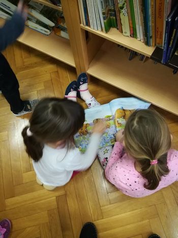 VRTEŠKI OTROCI IN VZGOJITELJICE OBISKALI ŠOLSKO KNJIŽNICO
