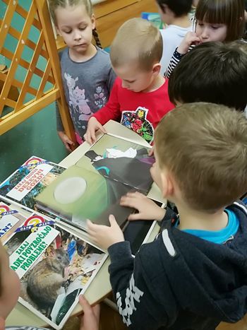 VRTEŠKI OTROCI IN VZGOJITELJICE OBISKALI ŠOLSKO KNJIŽNICO