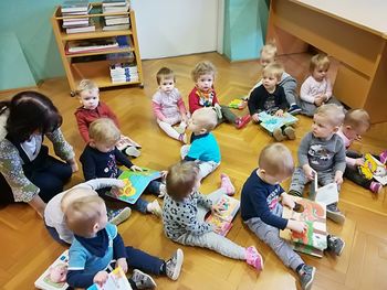 VRTEŠKI OTROCI IN VZGOJITELJICE OBISKALI ŠOLSKO KNJIŽNICO