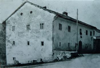 Lebanov vodnjak in stara Tržaška cesta v Grčarevcu   