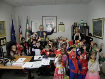Maškare iz Vrtca Ig obiskale župana