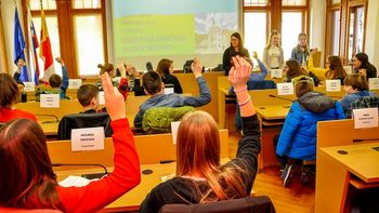 Svetniške klopi danes zasedli mladi parlamentarci