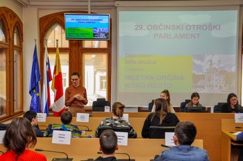 Svetniške klopi danes zasedli mladi parlamentarci