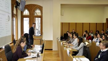 Mladi parlamentarci razpravljali na rotovžu