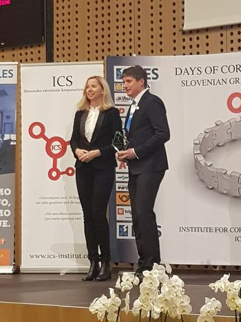 Občini Tržič je nagrado za najbolj varno občino v državi podelila generalna direktorica policije mag. Tatjana Bobnar (Foto: Arhiv Občine Tržič)