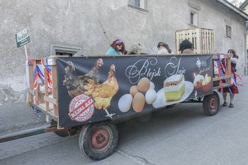 Pustna povorka uspela!