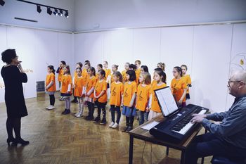 Prstki otrok zopet ustvarjali