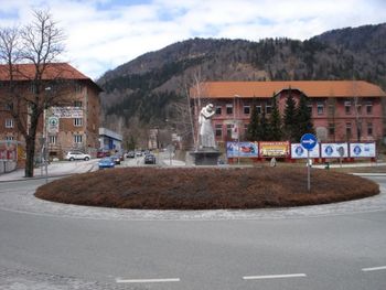 Država bo sanirala krožišče pri Upravni enoti Jesenice Država bo sanirala krožišče pri Upravni enoti Jesenice