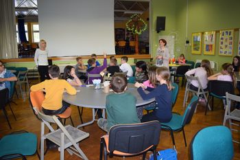 DRUŽENJE IN USTVARJANJE V ŠOLSKI KNJIŽNICI
