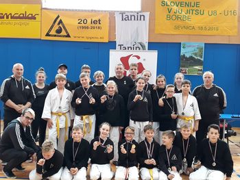 USPEH MLADIH IZ IPPONA NA FINALU SLOVENIJE V JU JITSU – 17 medalj, 3 prvaki Slovenije USPEH MLADIH IZ IPPONA NA FINALU SLOVENIJE V JU JITSU – 17 medalj, 3 prvaki Slovenije
