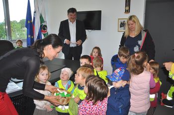 OTROCI IZ VRTCA SONČEK NA OBISKU V OBČINSKI HIŠI