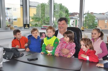 OTROCI IZ VRTCA SONČEK NA OBISKU V OBČINSKI HIŠI