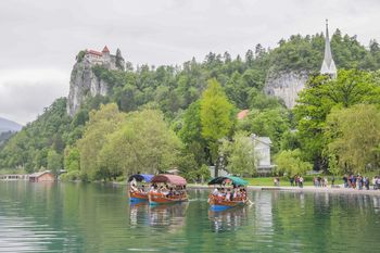 Godba na pletnah in Orlek v dežju, harmonike prestavljene