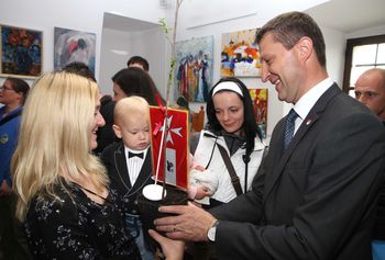 S sadiko češnje in zastavico je župan obdarili najmlajše občane Občine Polzela
