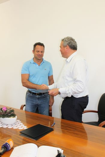 Podpis pogodbe za obnovo osnovne šole s telovadnico v Mirnu - 1. faza