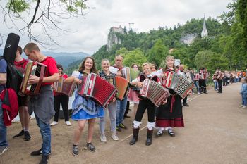 Srečanje harmonik ob Blejskem jezeru