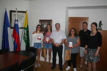 Sprejem odličnjakinj pri županu