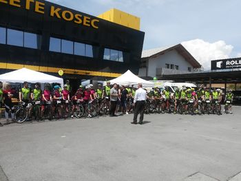 Franc Jerič, župan Občine Mengeš, je več kot 100 udeležencev 3. kolesarske etape "Kolesarimo s srcem" pozdravil na dvorišču zlatega sponzorja dirke, podjetja Rolete Kosec