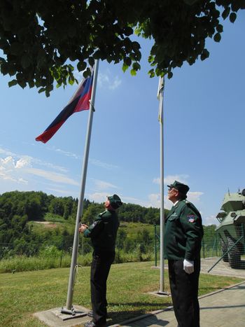 Svečani dvig zastave na Medvedjeku