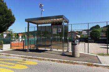 Prikazovalnik na avtobusnem postajališču v Šmarju - Sapu