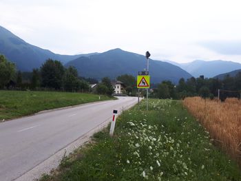 Nova prometna ureditev in opozorilo na nevaren ovinek