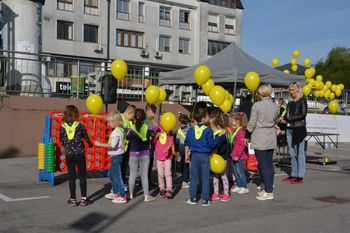 S soncem obsijan Dan brez avtomobila v Litiji 2019