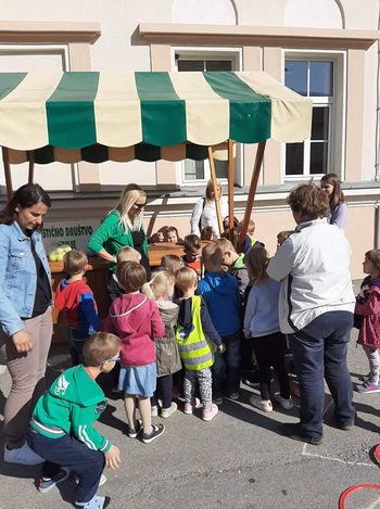 Turisti gremo peš in z nahrbtnikom