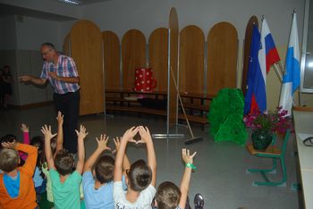 Ravnatelj Bogdan Sušnik sprašuje prvošolčke, za koliko radi so prišli v šolo.