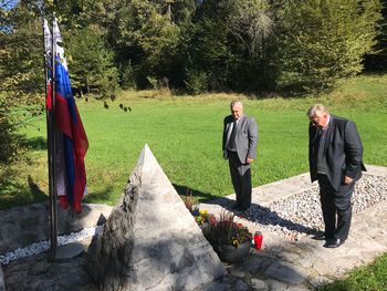 Poklonila sta se padlim ruskim vojnim ujetnikom 
