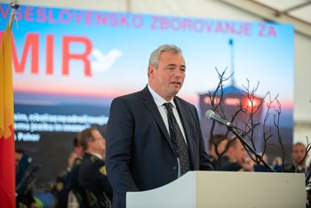  Tanja Fajon na vseslovenskem zborovanju za mir na Cerju: "MIR je več kot le odsotnost vojne."