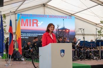  Tanja Fajon na vseslovenskem zborovanju za mir na Cerju: "MIR je več kot le odsotnost vojne."