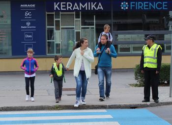 Rumeni jopiči za varnost otrok na šolskih poteh