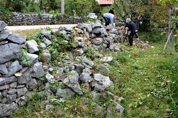  LIPNCI SO KOT ZA ŠALO OBNOVILI ŠE EN VAŠKI SUHOZID
