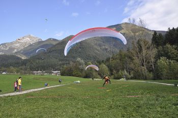 Srečanje jadralnih padalcev na Potoški gori 