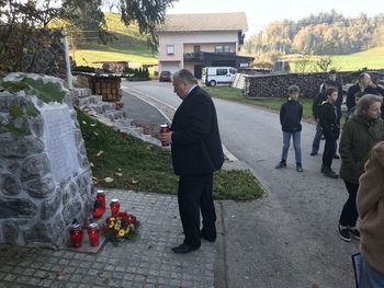 Otroci OŠ 8 talcev Logatec so se poklonili spominu na 8 mladih logaških fantov