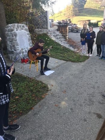 Otroci OŠ 8 talcev Logatec so se poklonili spominu na 8 mladih logaških fantov