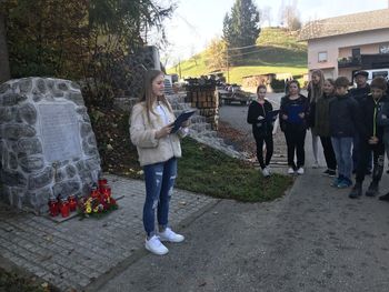 Otroci OŠ 8 talcev Logatec so se poklonili spominu na 8 mladih logaških fantov