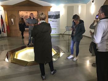 NOVINARJI  na študijski turi navdušeni nad akcijo DREVO ZA CERJE