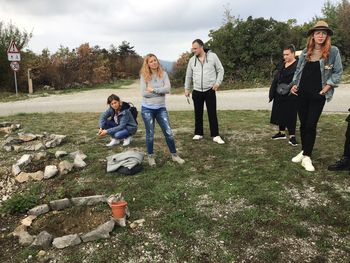 NOVINARJI  na študijski turi navdušeni nad akcijo DREVO ZA CERJE