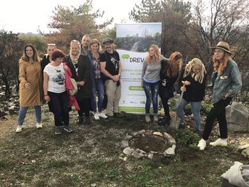 NOVINARJI  na študijski turi navdušeni nad akcijo DREVO ZA CERJE