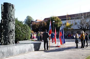 V spomin in opomin mladim