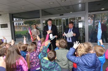 Malčki iz vrtca Kobacaj povabili župana dr. Petra Verliča in direktorja občinske uprave mag. Dušana Hočevarja na tradicionalni slovenski zajtrk