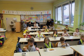Župan in podžupan zajtrkovala z otroki na Tradicionalnem slovenskem zajtrku
